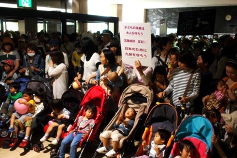 Kitakyushu mothers protesting at city hall (photo by @mama_jp)